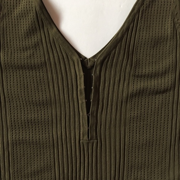 🎉NWOT. H&M pattern-knit olive green top. Size L - Picture 6 of 6